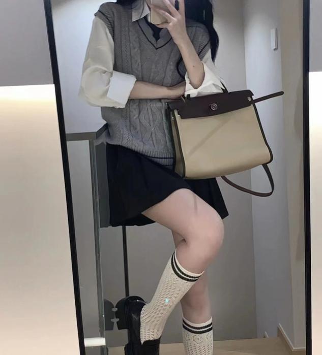 秋季学院风穿搭，展现青春活力
